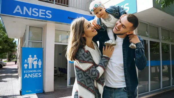 Familia feliz de la AUH en Anses