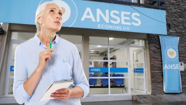 Jubilada pensando con un anotador en Anses