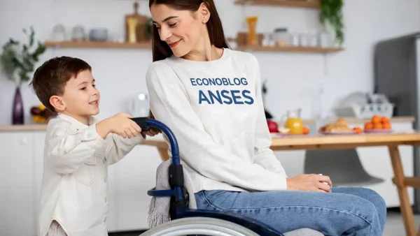 Madre titular de la AUH con remera de Anses