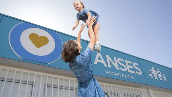 Madre de la AUH en oficina de Anses