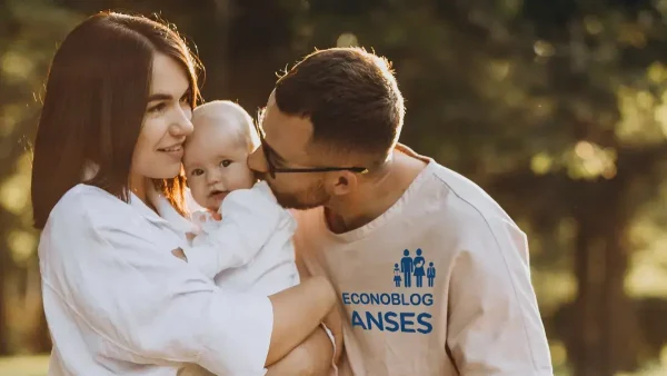 Familia de la AUH con remera de Anses