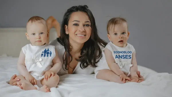 Madre de la AUH con sus bebés con ropa de Anses