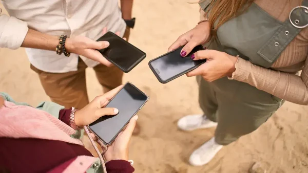 Personas con su celular