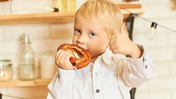 Niño comiendo