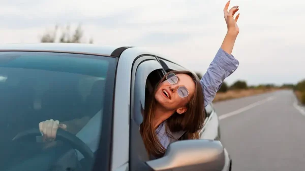 Mujer conduciendo un auto feliz