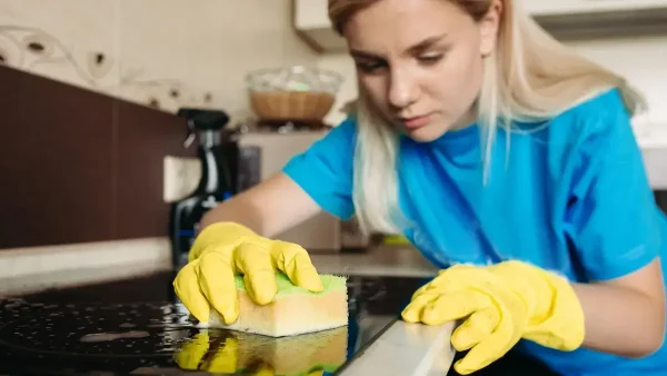 Empleada doméstico en la cocina