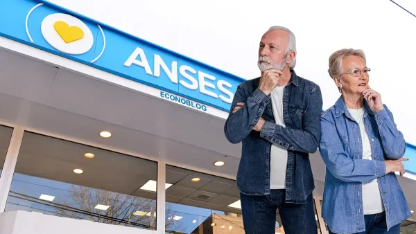 Jubilados pensando en delegación de Anses